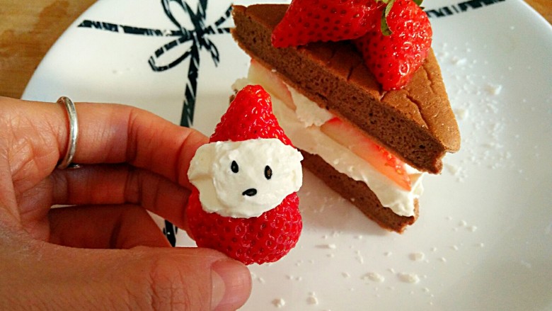 圣诞专款蛋糕――拉普兰德,剩下的草莓和淡奶油做了草莓圣诞老人。