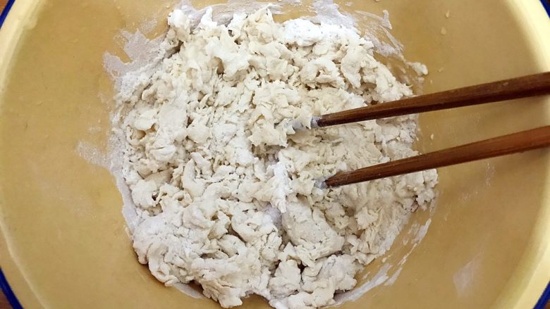 魏兄最喜欢吃的面疙瘩汤系列の五彩,面粉内缓缓加入饮用水,用筷子搅拌成絮状