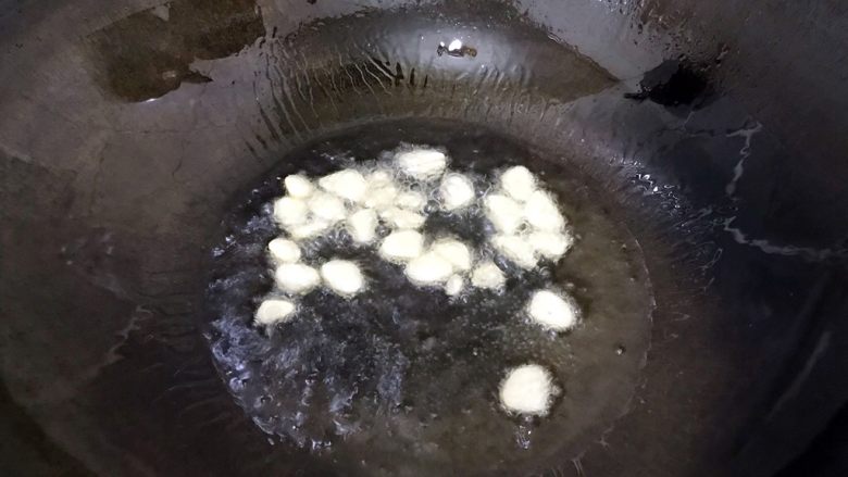 魏兄最喜欢吃的面疙瘩汤系列の五彩,下大蒜片,小火煸香