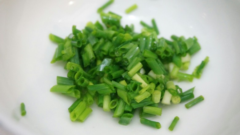 胖虎的冬日红烧肉,<a style='color:red;display:inline-block;' href='/shicai/ 3250'>葱</a>洗净,切小段备用;