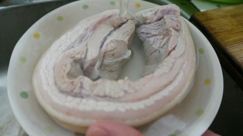胖虎的冬日红烧肉,时间一到,拿出来过冷水(有冰水更好);