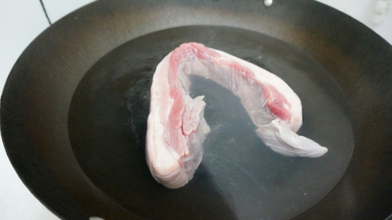 胖虎的冬日红烧肉,放入五花肉30秒至一分钟;