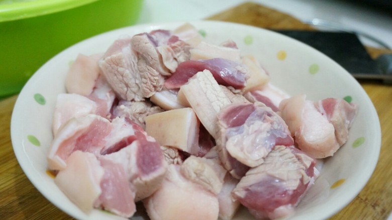 胖虎的冬日红烧肉,切块备用(中间有没熟的没关系);