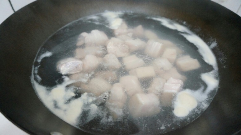 胖虎的冬日红烧肉,重新放入沸水中煮一分钟左右,捞出备用;