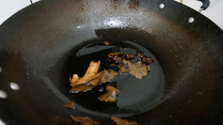 胖虎的冬日红烧肉,锅洗净,冷油炒八角、桂皮、香叶;