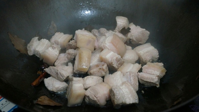 胖虎的冬日红烧肉,倒入五花肉块,拌炒;