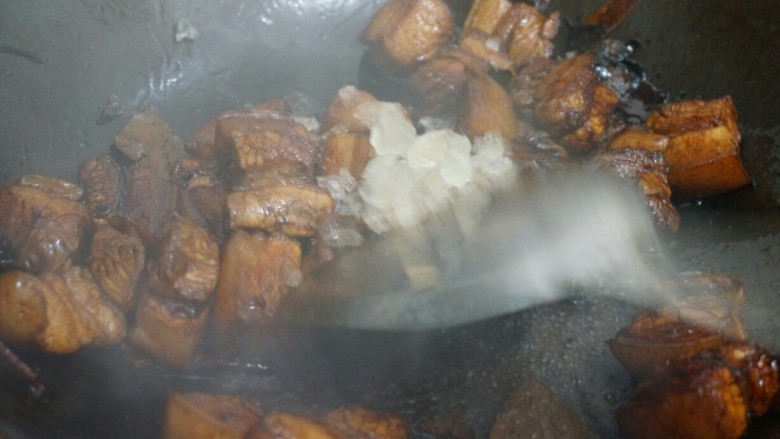 胖虎的冬日红烧肉,加入冰糖,继续拌炒;