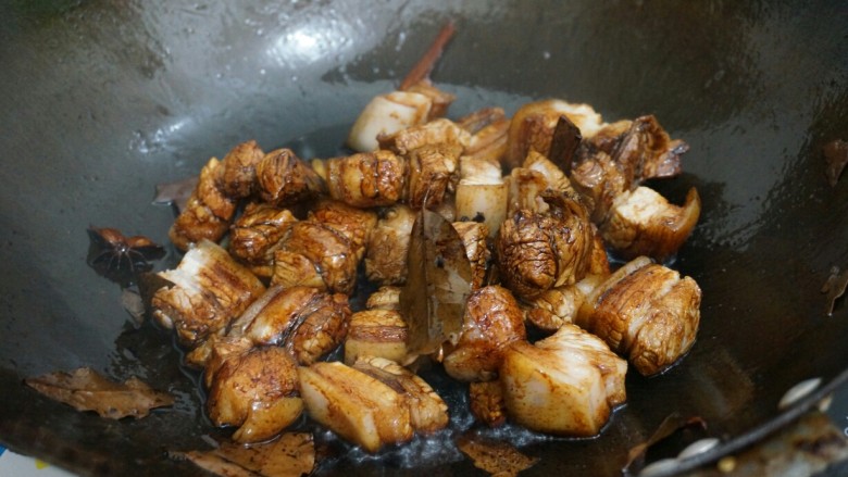 胖虎的冬日红烧肉,加入老抽,拌炒均匀;