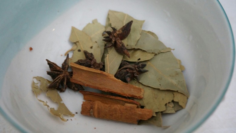 胖虎的冬日红烧肉,八角、桂皮、香叶适量,备用;