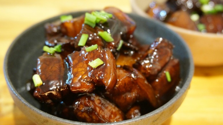 胖虎的冬日红烧肉,撒上葱花,出锅!吃吃吃 ≡ \( ˙-˙ )/