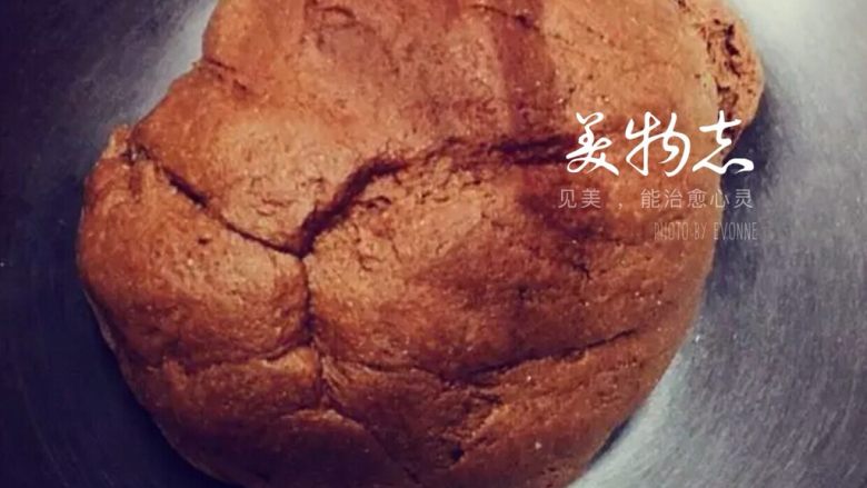 浅湘食光&巧克力麻薯软欧,拿出后揉至粗膜,加入黄油揉至扩展,放入烤箱进行一次发酵,发酵至两倍大
