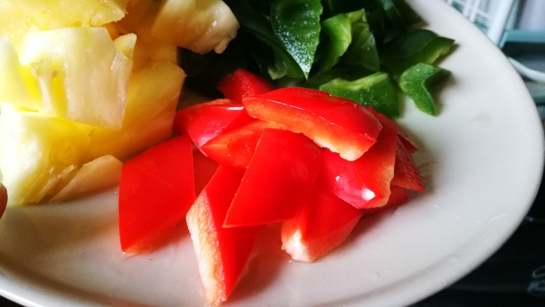 百变水果+菠萝咕咾肉,彩椒切小块儿