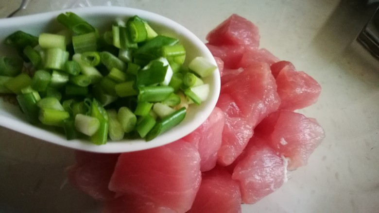 百变水果+菠萝咕咾肉,放入葱花