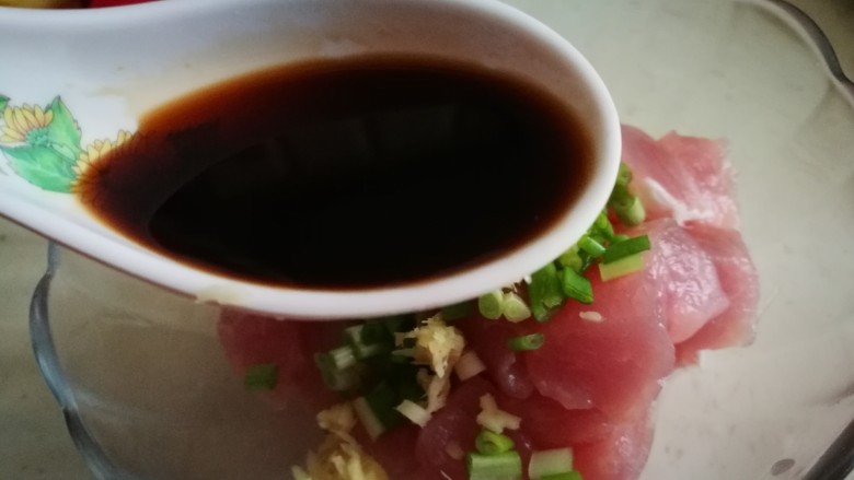 百变水果+菠萝咕咾肉,倒入<a style='color:red;display:inline-block;' href='/shicai/ 788'>生抽</a>