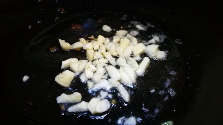 百变水果+菠萝咕咾肉,油中下蒜末