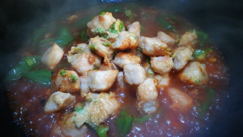 百变水果+菠萝咕咾肉,倒入肉丁