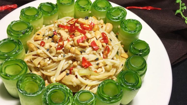 金针菇黄瓜卷,美味就完成啦
大家喜欢我的菜谱记得点赞和收藏哦!欢迎评论留下您的宝贵意见!
谢谢啦!