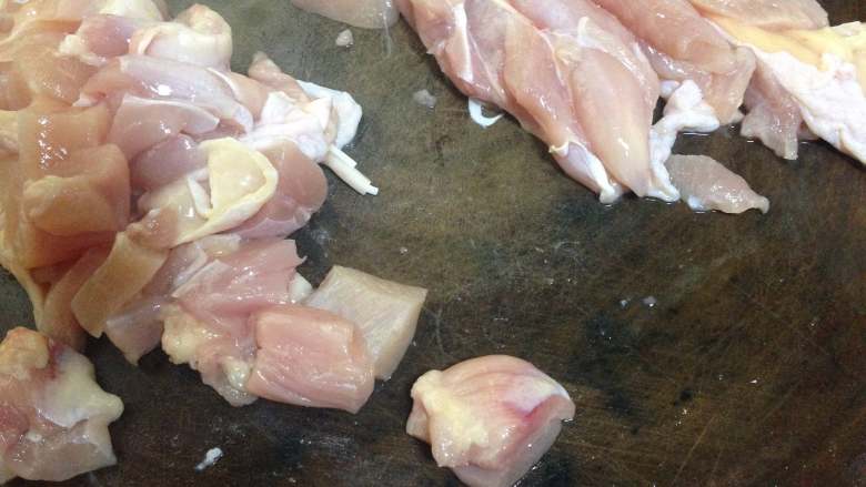 黄金馍夹肉,先来处理鸡腿:鸡腿洗净去骨切成小丁