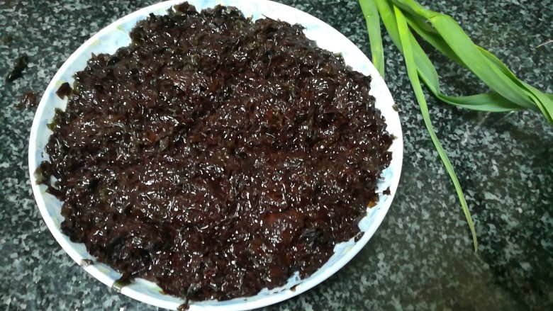 紫菜炒饭,加水浸泡,不然无法炒饭,这过程需要3分钟左右,你刚好可以准备其他配料。
紫菜一定要全部被水泡到哦。