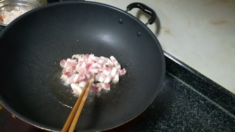 紫菜炒饭,锅热,下<a style='color:red;display:inline-block;' href='/shicai/ 406'>猪油</a>,然后下五花肉煸炒。
为了快熟,更为了炸出多余的油。