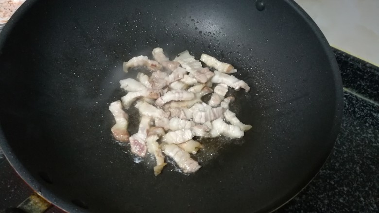 紫菜炒饭,颜色稍微变浅后,顺序加入其他食材,记住是按顺序下哦。