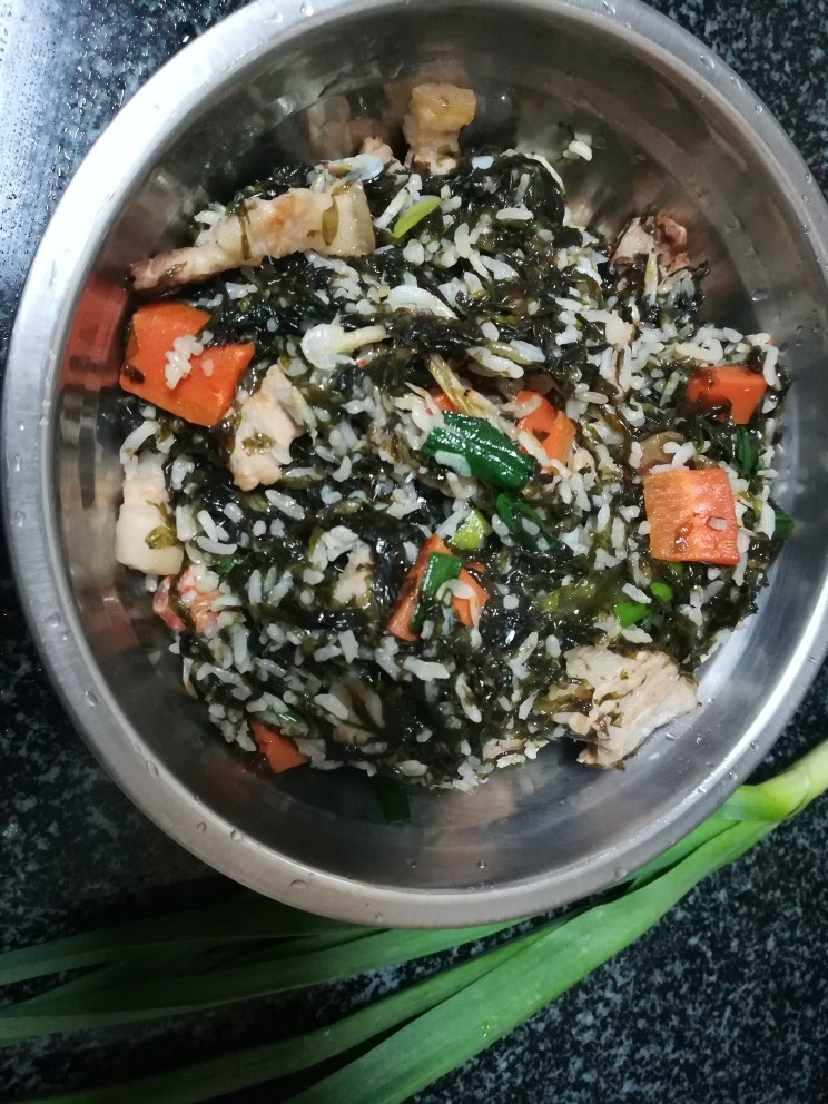 紫菜炒饭,好看、更好吃的、荤素搭配,山海结合的,紫菜炒饭就做好了。