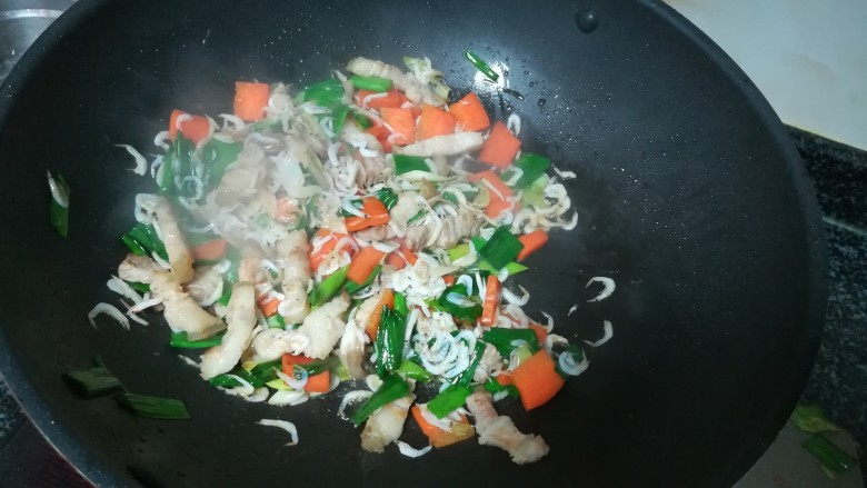 紫菜炒饭,加入虾米继续爆炒,注意火候,注意火候,不然虾米很容易炒焦的。