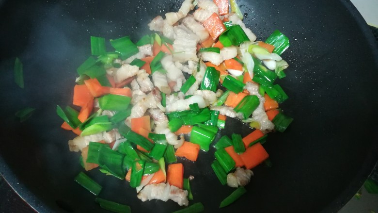 紫菜炒饭,加入蒜叶继续爆炒,此刻色香味俱全了。
这时候,大概你就可以理解,为什么我们要吃那么多碗紫菜炒饭,而吃不下醉鹅了。