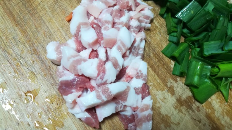 紫菜炒饭,看清楚,五花肉一定要切成细条,不然要炒很久,也不好看。