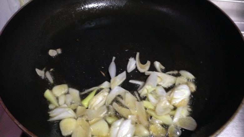 黄金馍夹肉,不沾锅加少量油,中小火倒入葱、蒜炒出香味