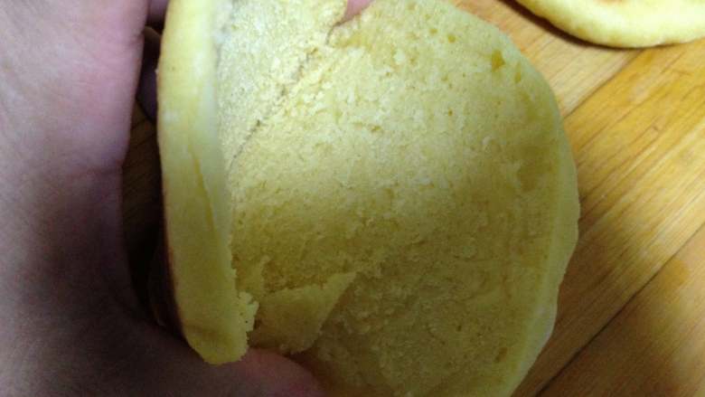 黄金馍夹肉,用刀从圆饼中间刨开(不要切断)