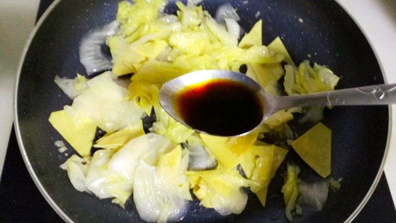 白菜炒干豆腐,一小勺<a style='color:red;display:inline-block;' href='/shicai/ 788'>生抽</a>