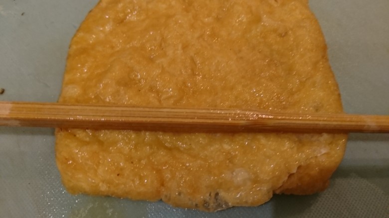 电饭煲+日式油饭,用筷子擀一擀,這動作可以讓油豆腐正反面分離。