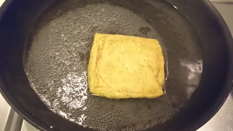 电饭煲+日式油饭,起熱水,燙洗一下油豆腐皮,洗掉多餘的油脂。