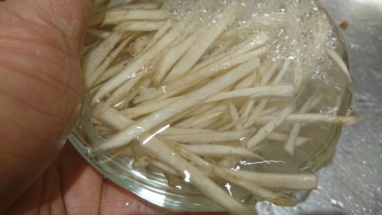 电饭煲+日式油饭,泡醋水的牛蒡使用前清水沖洗下,去掉醋味。