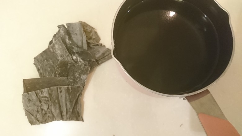 电饭煲+日式油饭,昆布5*5大小準備6片,2杯米配2.5杯的水