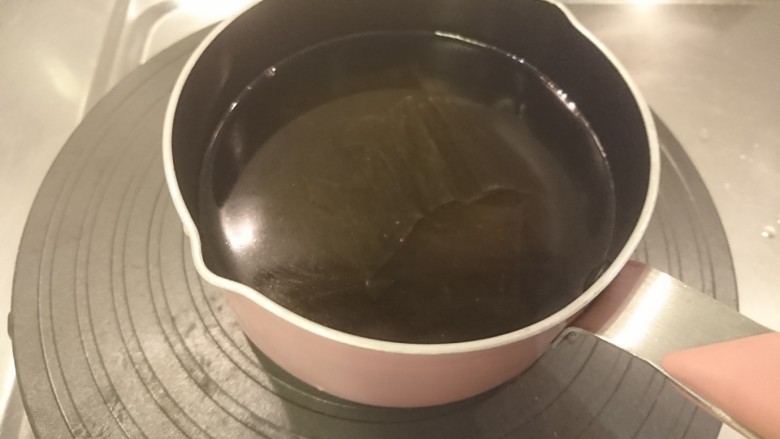电饭煲+日式油饭,2.5杯的水加熱到微溫,放入昆布,泡10分鐘。這水就是煮飯要加的哦。