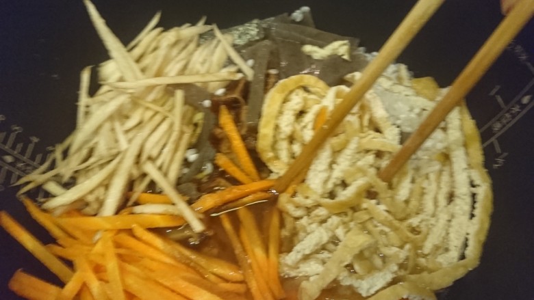电饭煲+日式油饭,攪拌攪拌,讓調味料溶解,配料混合均勻。