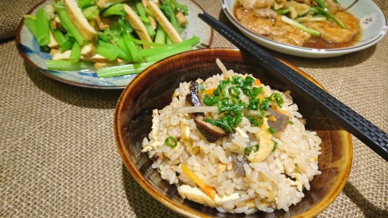 电饭煲+日式油饭,撒上蔥花!開動!