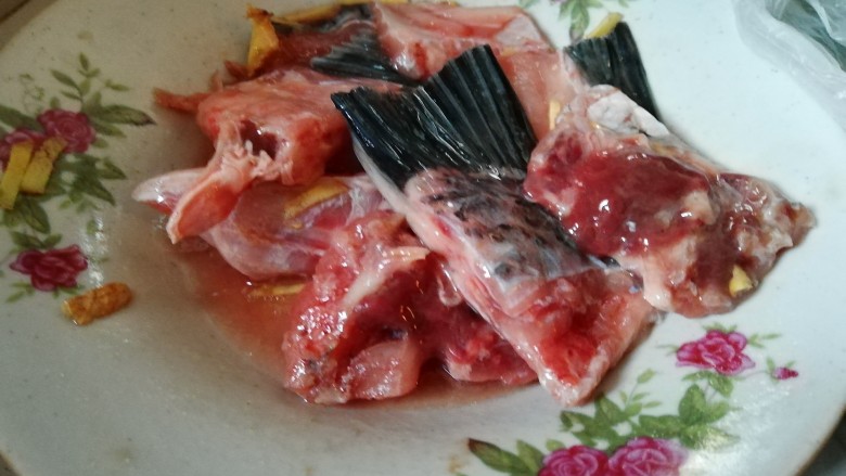 豆豉鱼,鱼肉加<a style='color:red;display:inline-block;' href='/shicai/ 718'>料酒</a>,姜末,盐腌制