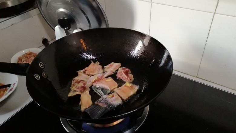 豆豉鱼,放下,煎至一面金黄