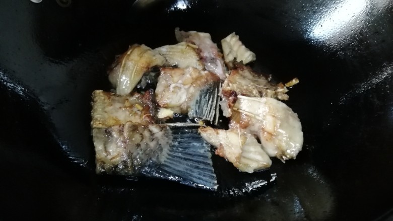 豆豉鱼,翻一面,另外一面煎至金黄