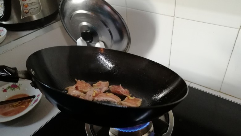 豆豉鱼,锅子拿起来转动下,油分布更均匀,受热更均匀