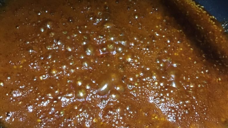 懒人四川辣椒酱,看见有泡泡马上关火 ！离火！
搅拌降温 别焦了！