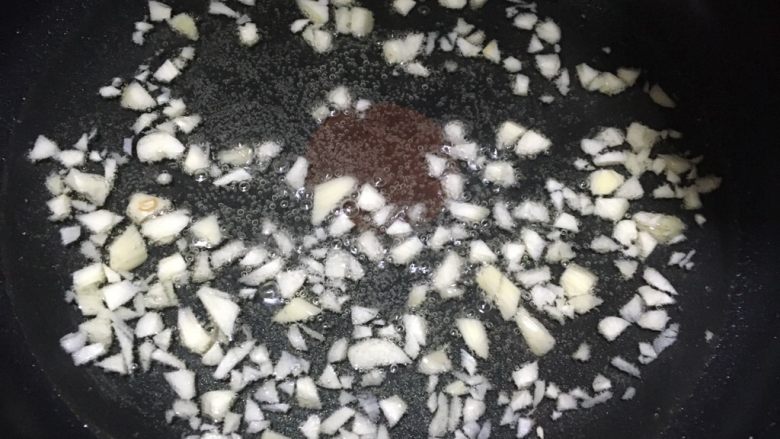 懒人四川辣椒酱,平底锅一定要没水 干净
密封罐洗好 也是要没水 干净 最好滚水消毒15分钟
小火下油一分钟后 放<a style='color:red;display:inline-block;' href='/shicai/ 2795'>蒜头</a>爆香