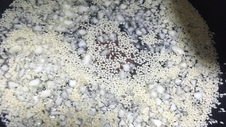 懒人四川辣椒酱,闻到香味后放<a style='color:red;display:inline-block;' href='/shicai/ 666'>芝麻</a> 小心烧焦
1分钟左右爆香