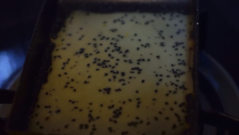 酥香黄油蛋卷,转动锅子,使其均匀铺满整个锅底。