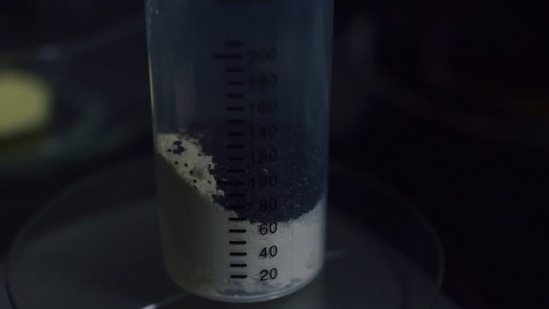 酥香黄油蛋卷,面粉,糖,黑芝麻称好。