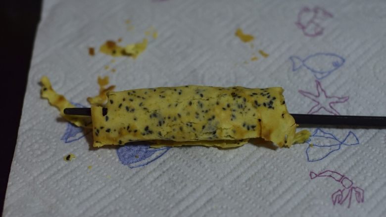 酥香黄油蛋卷,借助于筷子卷起来。做第一个时不太顺手,接下来会越做越好。