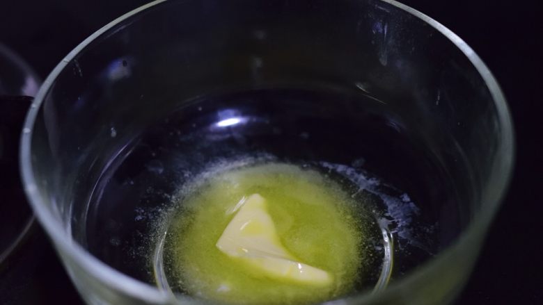 酥香黄油蛋卷,取出。如果是半熔化状态,用蛋抽打一下。